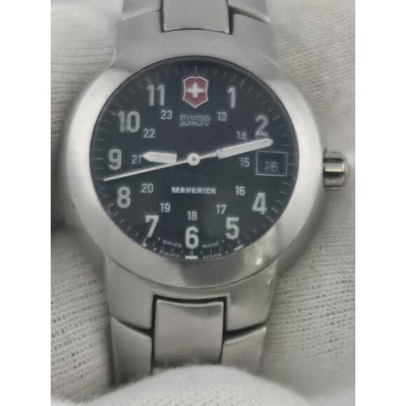 Ladies 2001 Vintage Victorinox Maverick 24522 (Gen 1) Swiss Army Watch Runs main image 9
